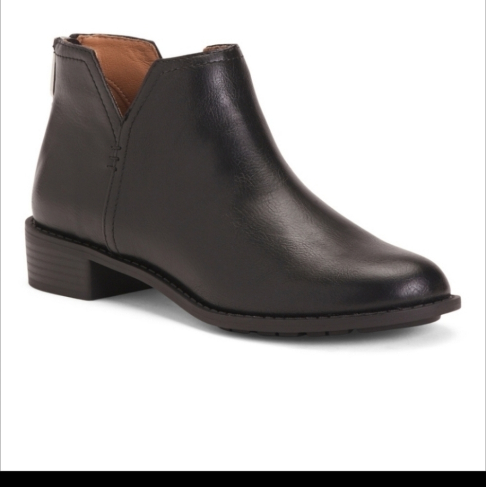 Adrienne Vittadini Truma Short Boots